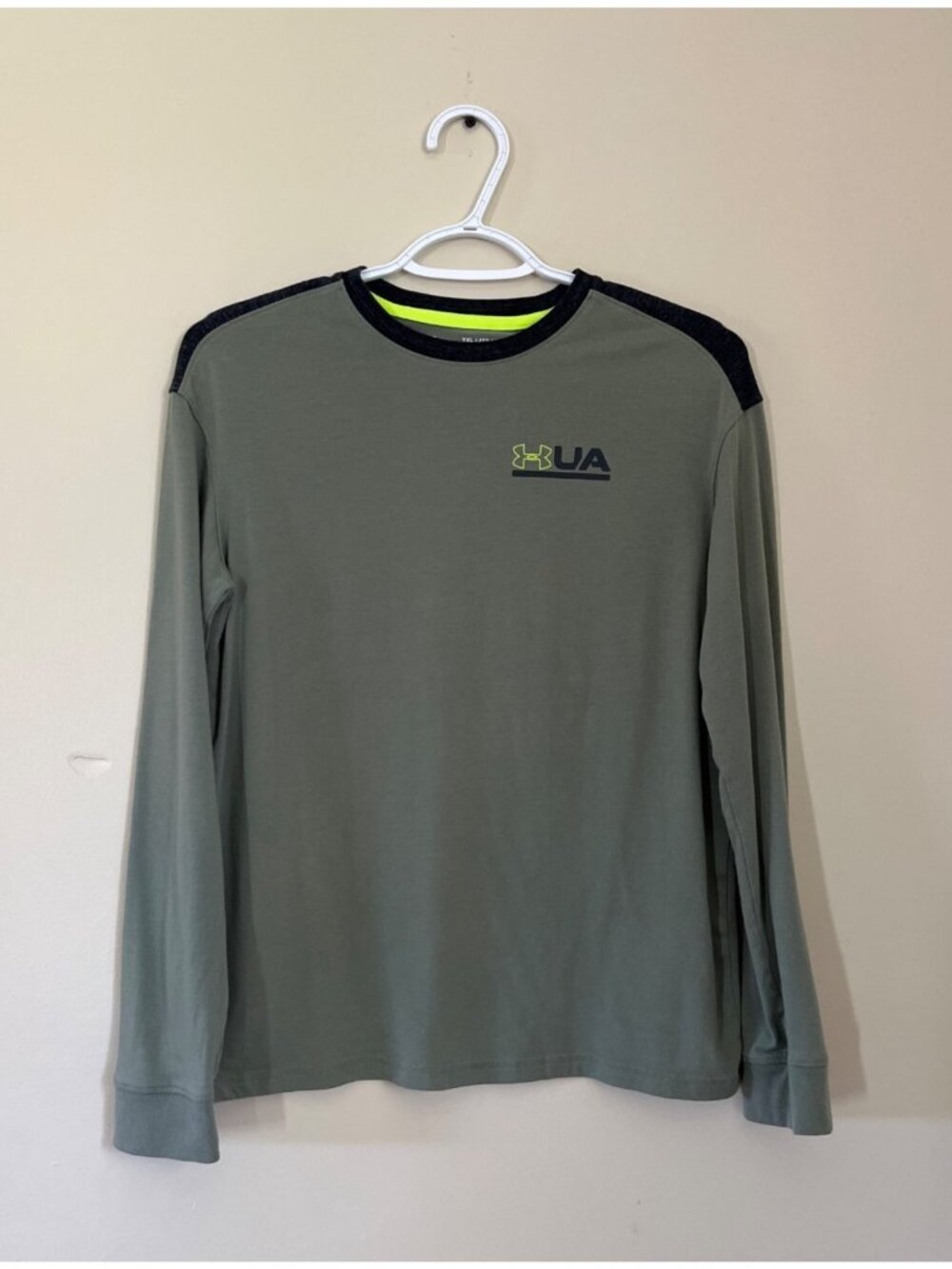 Under Armour Boys YXLarge Loose Long Sleeve Athletic Crew Neck Tagless Shirt
